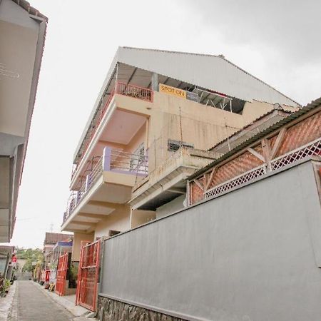 Spot On 1870 Graha Batu Mulia Hotel Buitenkant foto